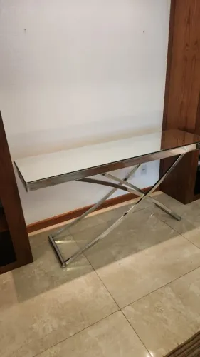 Aparador espelhado com pés cromado em X 