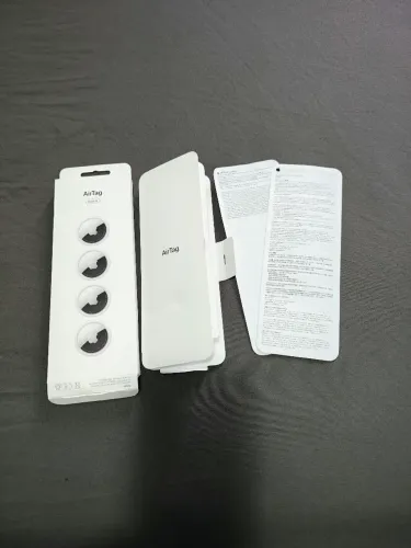Caixa com 4 airtags 2a geração da Apple. Novíssimos na caixa. Não foram utilizadas