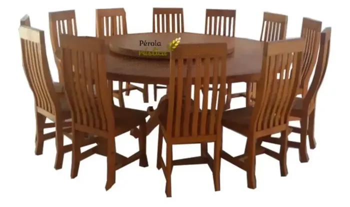 Mesa e cadeiras de madeira maciça