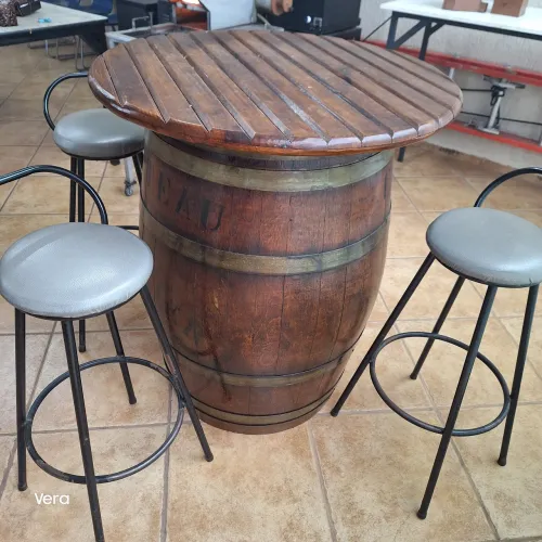  Mesa Barril Carvalho Bistrô + 3 Banquetas Metal Bar 
