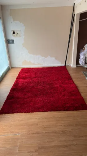 Tapete vermelho peludo