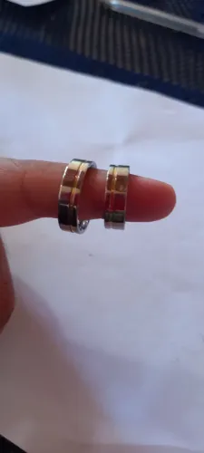Par de aliança em ródio com filete de ouro amarelo