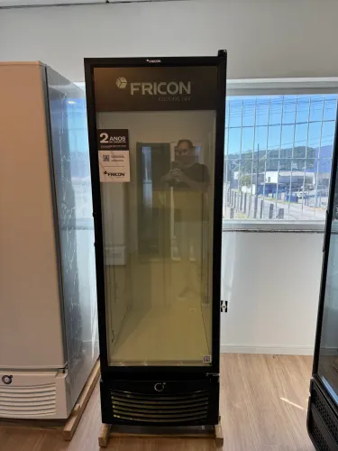 Conservador vertical porta de vidro tripla ação 569 litros preto 