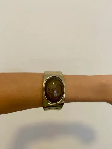 Bracelete dourado pedra marrom