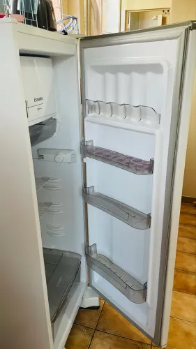 GELADEIRA GELANDO NORMAL SÓ Q A PEÇA DO PINO DA PORTA QUEBROU