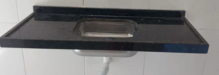 Pia em granito com cuba inox (verde Ubatuba)