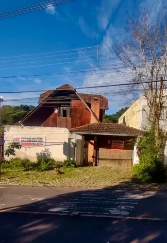 Oportunidade: Amplo terreno com casa de dois pavimentos na Barreirinha com área verde
