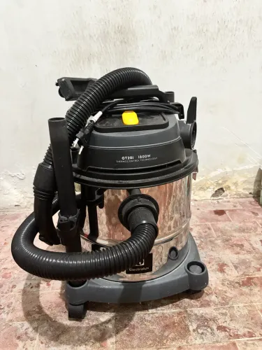 Vende-se Aspirador de Pó e água Eletrolux seminovo