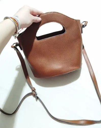 Bolsa Satinato bucket caramelo