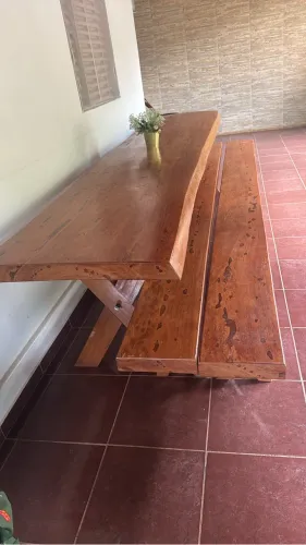 Venda de uma mesa de madeira com dois bancos 