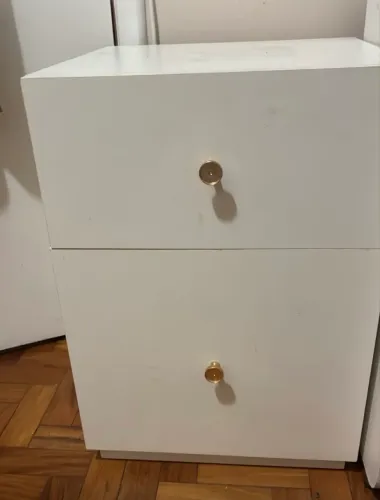 Mesinha de cabeceira / gaveteiro