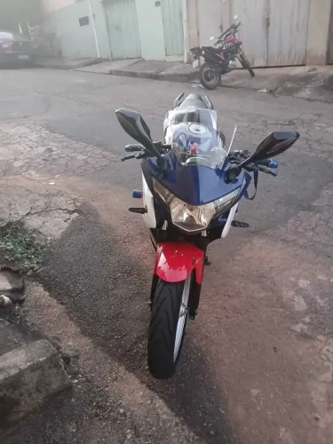 Vende-se cbr 250 R em otimo estado de conservação. com apenas 50mil km rodados