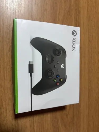 Controle xbox séries preto lacrado  , sem fio , acompanha cabo USB 