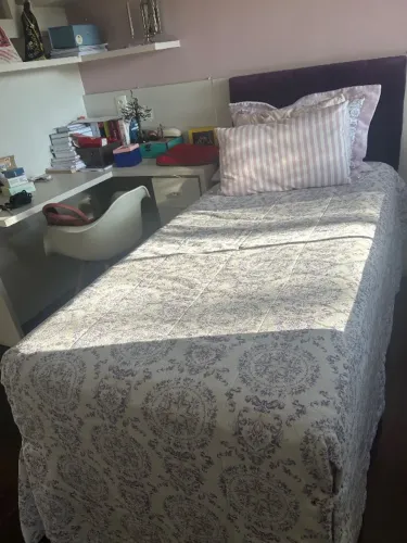 Cama box de solteiro com cama auxiliar, colchão, e colcha de cama , cabeceira e colcha