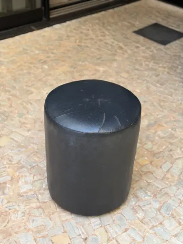 Puff cilíndrico preto de corino