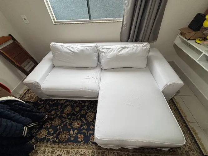 Sofá com chaise em excelente estado e capa sob medida