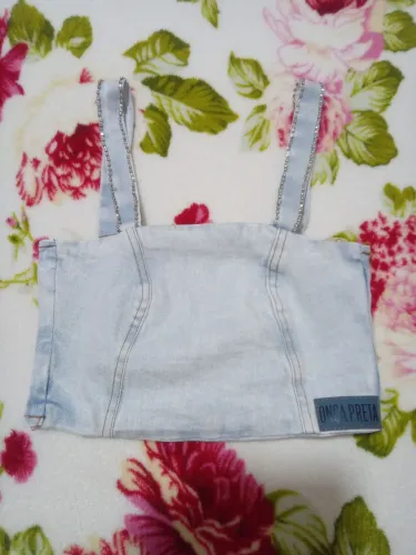 CROPPED JEANS ONÇA PRETA COM ALÇAS DE STRASS