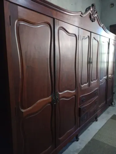 Guarda roupa antigo de madeira maciça com 6 portas e gavetas