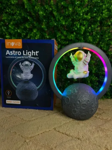Caixa de som e luminária astronauta.