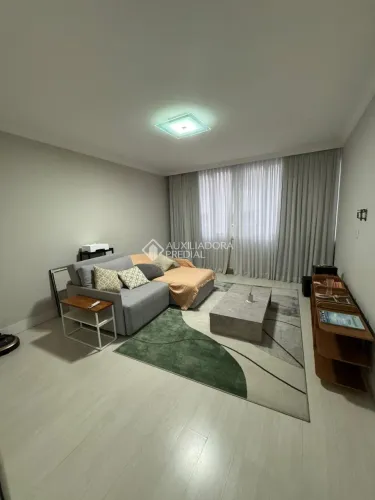 Apartamento mobiliado no Centro de Florianópolis com 2 dormitórios.