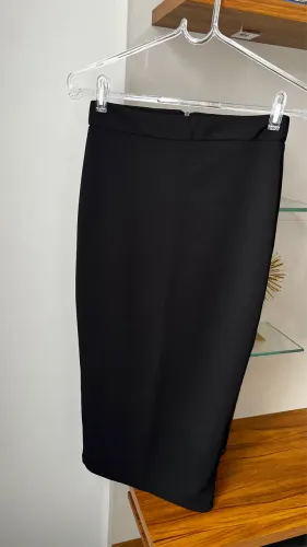 Saia midi preta Ágatha 