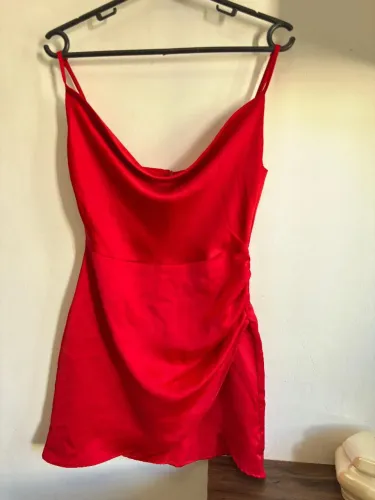 Vestido curto em cetim 
