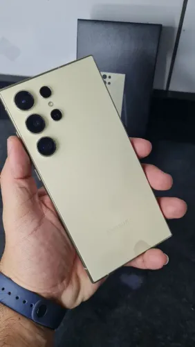 Samsung S24 Ultra top.