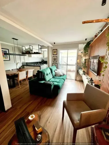 Casa em condomínio fechado, com 2 dormitórios, suíte, 3 banheiros e quintal na Granja Vian