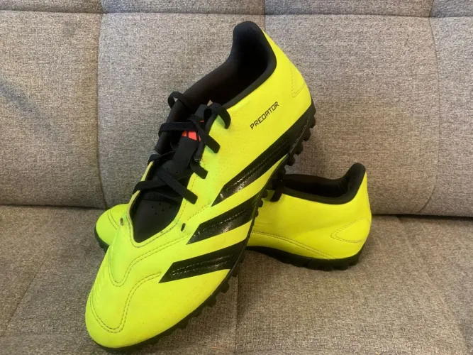 Chuteira Adidas Predator 39<br><br>Poucas vezes usada<br><br>Tamanho 39<br>R$ 140 <br><br>Retirada na ?Pompéia
