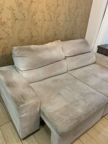 Sofá semi novo retrátil.