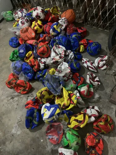 Bolas de futebol e vôlei, basquete da marca Dute e petrin 112 unidades 