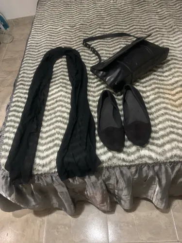 Conjunto bolsa em couro preta + cachecol preto + sapatilha camurça preta número 36