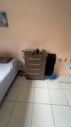 Cômoda de Madeira Escura (5 gavetas)