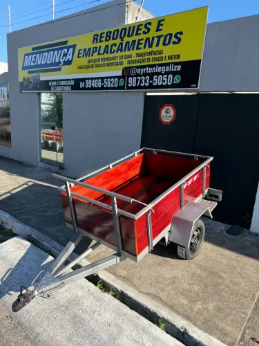 Reboque um eixo cinza 