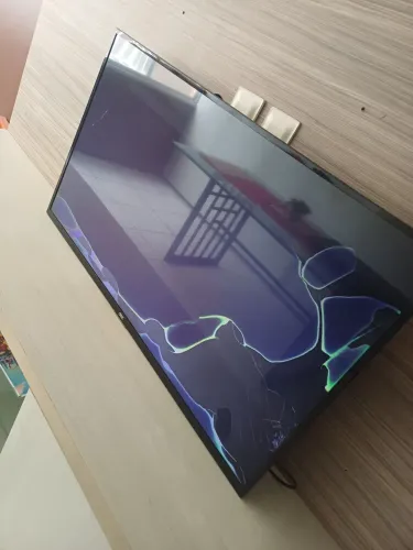 Smartv AOC 43" com tela quebrada mas liga