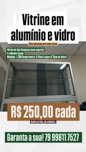Vitrine suspensa com suporte. Toda em vidro e alumínio.