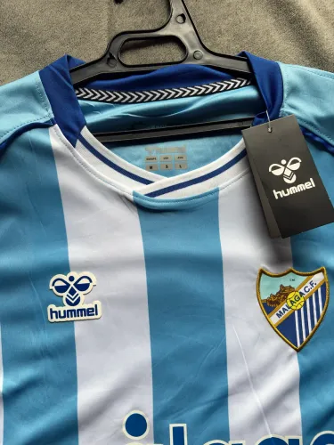 Camisa Málaga 25/26 versão Home