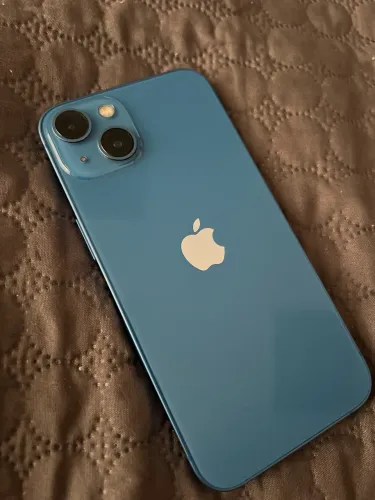 iPhone 13, acompanha carregador, fone e algumas capinhas. 