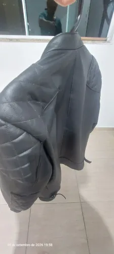 JAQUETA DE COURO SEMI NOVA