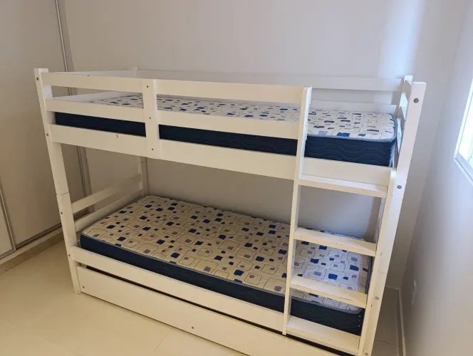 Beliche Tok&Stok com cama auxiliar + 3 colchões
