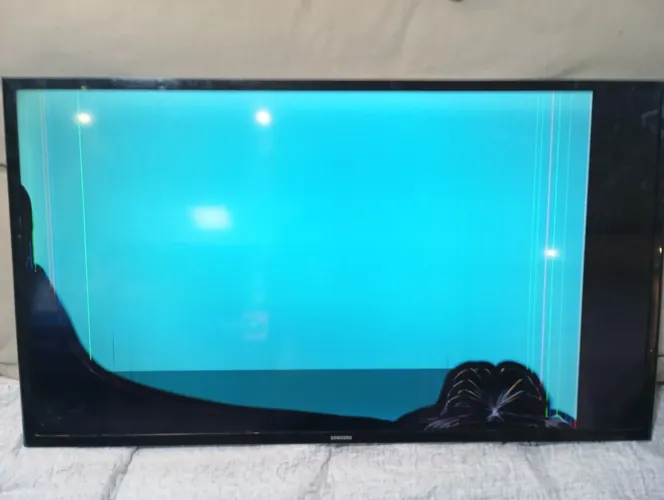 SmartTv Samsung 40" UN40J5200 tela quebrada