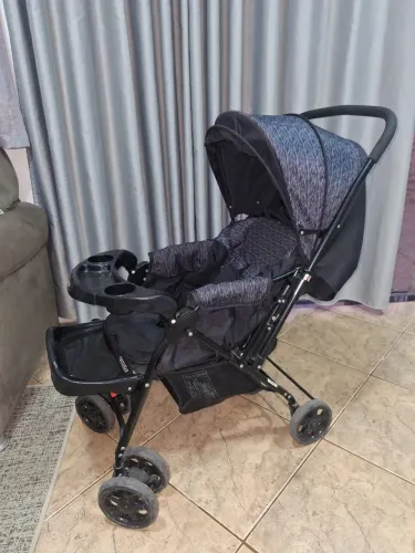 Carrinho de bebê com bebê conforto