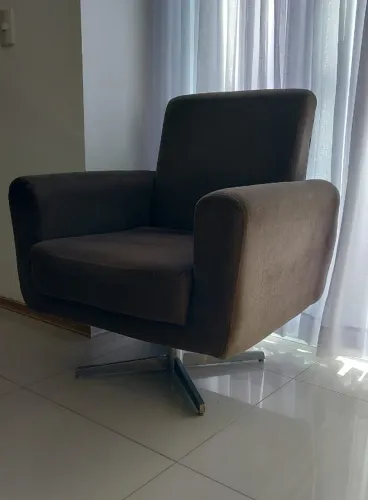 POLTRONA GIRATÓRIA - POUCO USADA