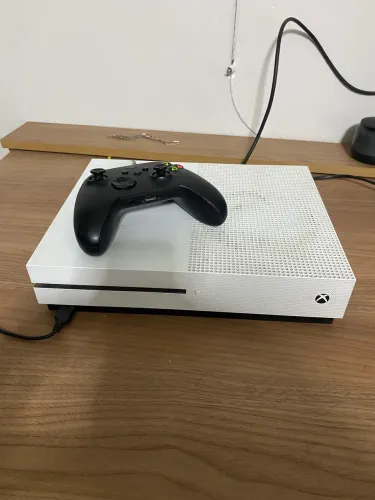 Xbox One S 1TB + Controle Original + EA FC 26 + Cyberpunk + Hogwarts Legacy