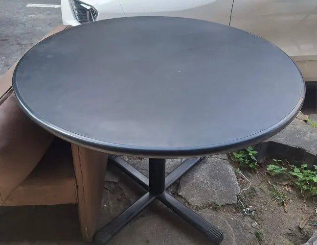 Mesa de Reunião em ótimo estado. <br>Medidas: 1,00 ×  1,00.