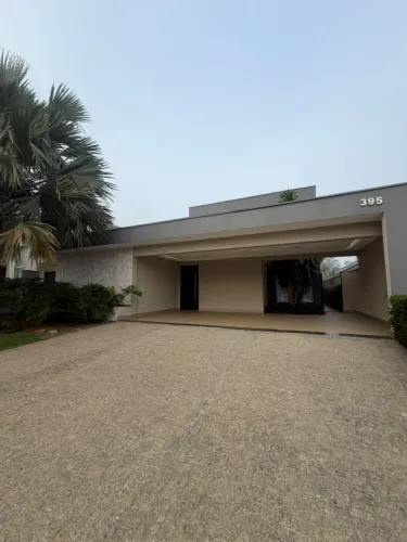 Casa com 03 Quartos, sendo 03 suítes, Piscina e Sauna Localizada no Condomínio Villagio Sa