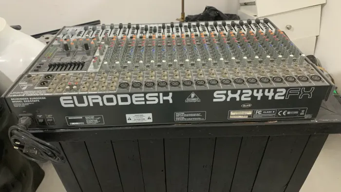 MESA DE SOM BEHRINGER EURODESK MODEL 8X2442FX