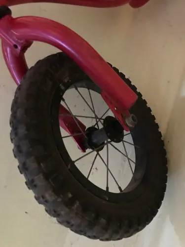 Bike infantil disponível. Preço 100$ , mas tem conversa!!