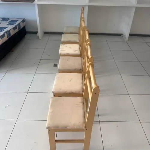 Cadeira estofada em madeira