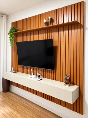 Painel ripado e rack suspenso